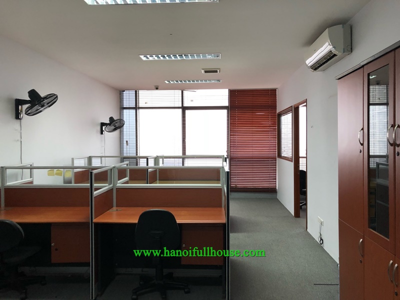 Cho thuê 100m2 văn phòng tầng cao full nội thất, full dịch vụ tại tòa Eurowindow - 27 Trần Duy Hưng